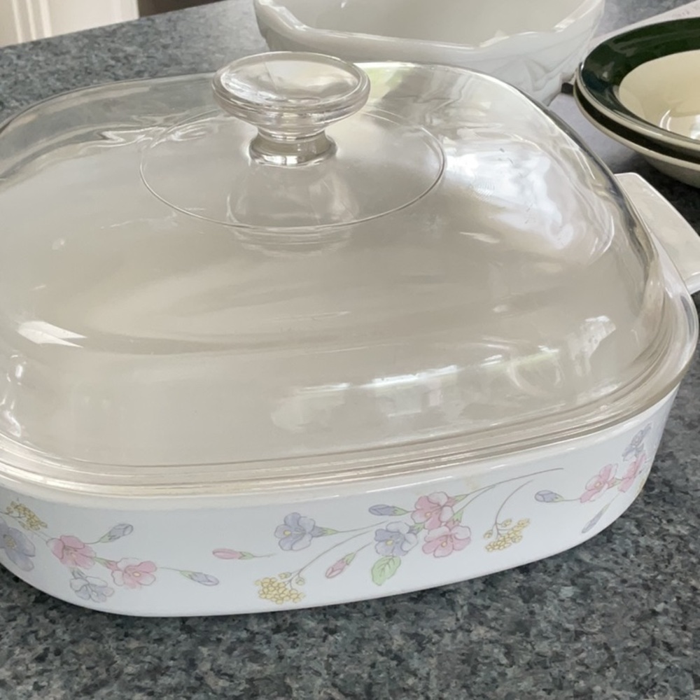 Corning Ware “Pastel Bouquet” 2.5 ltr. Covered baking dish. Vintage.